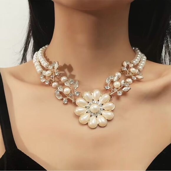 🌸NEW Elegant Pearl, Crystal  and Gold Floral Bib Statement Necklace 🌸 - Picture 2 of 6